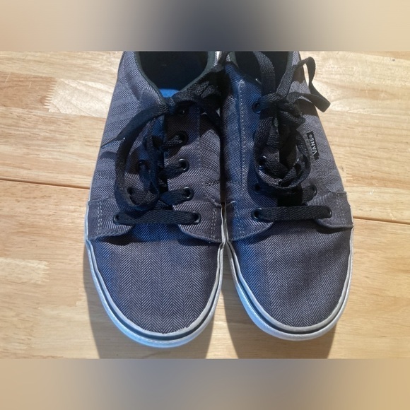 Vans black sneakers in size Men’s 8.5. Great Condition. See pictures for details - Picture 4 of 6
